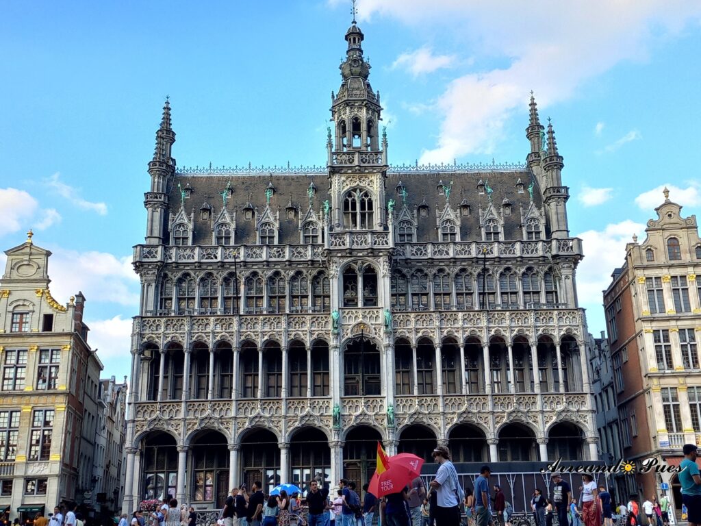 Museo de la Ciudad de Bruselas. Destaca la colección de Trajes de Manneken Pis. Que ver en Bruselas en un día: Los Mejores Lugares.