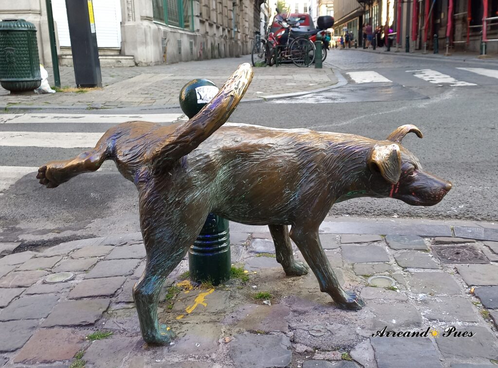 Zinneke Pis. El perro meón aparece en 1998.