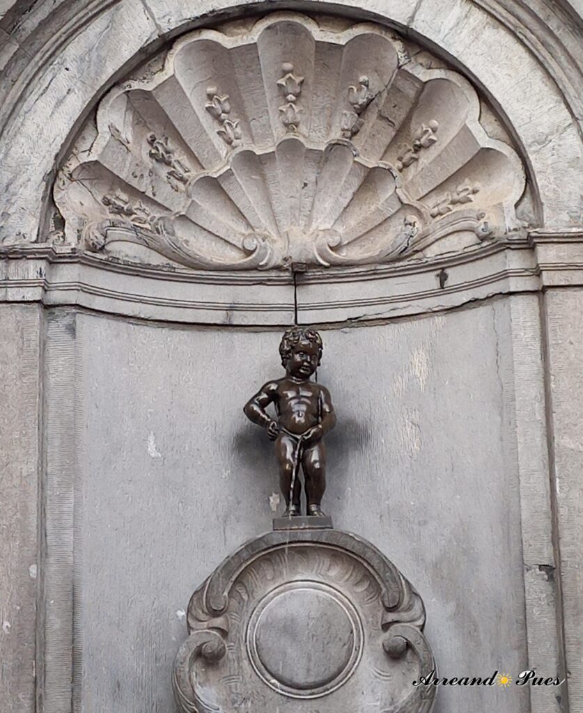 Manneken Pis. Es uno de los símbolos de Bruselas. Arreando Pues
