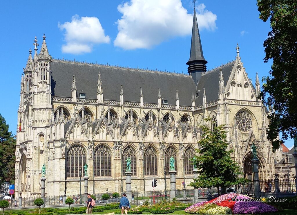 Qué ver en Bruselas en un día: Los Mejores Lugares. Notre Dame du Sablon. Iglesia Gótica del siglo XV.