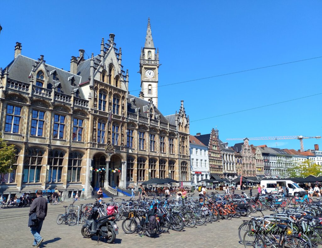 Korenmarkt, zona muy animada de Gante.