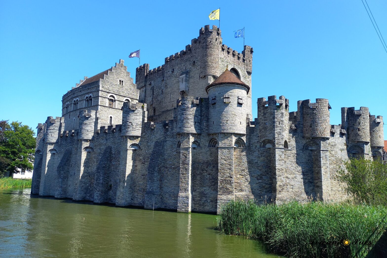 El Castillo de los Condes de Flandes es una visita obligada en Gante