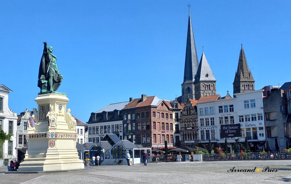 Plaza Vrijdagmarkt aquí encontramos una de las mejores cervecerías artesanales de Gante.