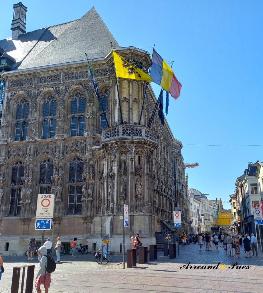 Gante en un día: Itinerario y mejor Ruta. El ayuntamiento de Gante tiene una fachada gótica y otra renacentista.