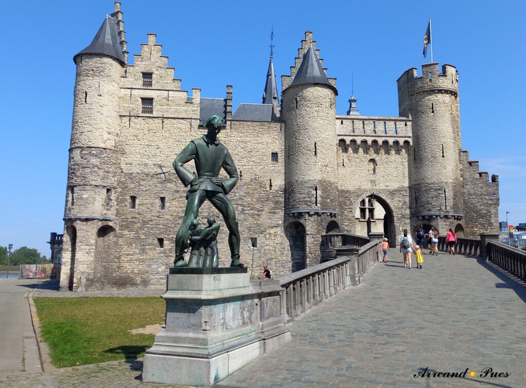 Castillo de Het Steen es uno de los edificios más antiguos de la ciudad 1220 - 1225.