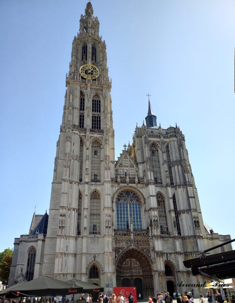 Amberes en un día: La mejor Ruta con Mapa. Catedral de Nuestra Señora tiene un campanario de 123 metros.