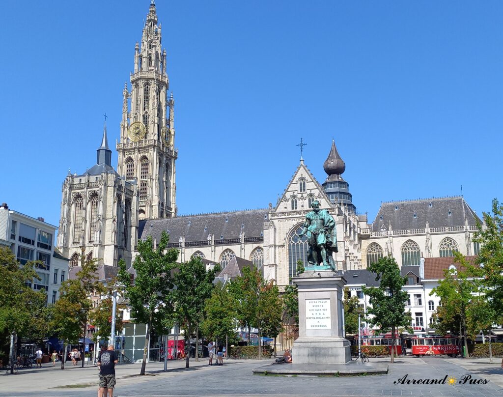 Plaza punto de encuentro, llena de bares, restaurantes, siempre muy animada y nos muestra unas vistas espectaculares de la Catedral.