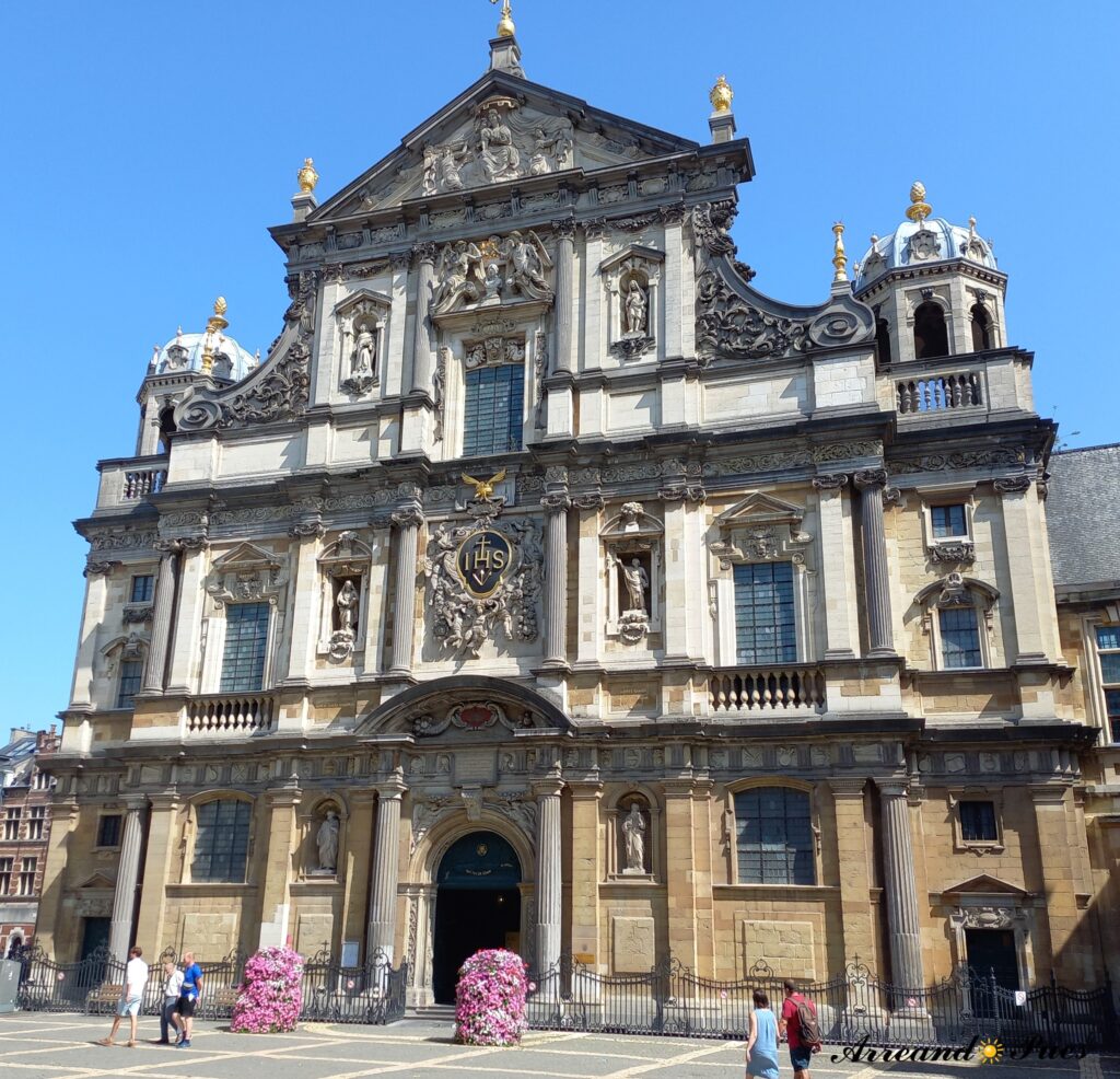 Amberes en un día: La mejor Ruta. Iglesia San Carlos Borromeo, su principal decorador y pintor fue Rubens.