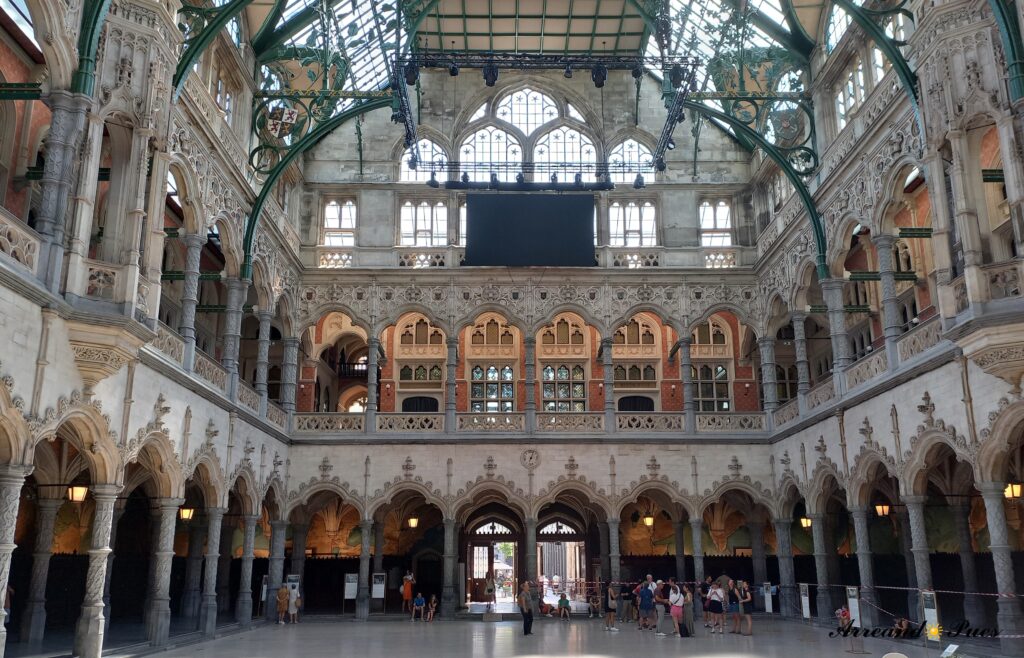 Handelsbeurs - Edificio de la Bolsa de Amberes. Arreando Pues en qué ver en Amberes en un día: La mejor ruta con mapa, te recomienda visitar el patio neogótico de este magnífico edificio.