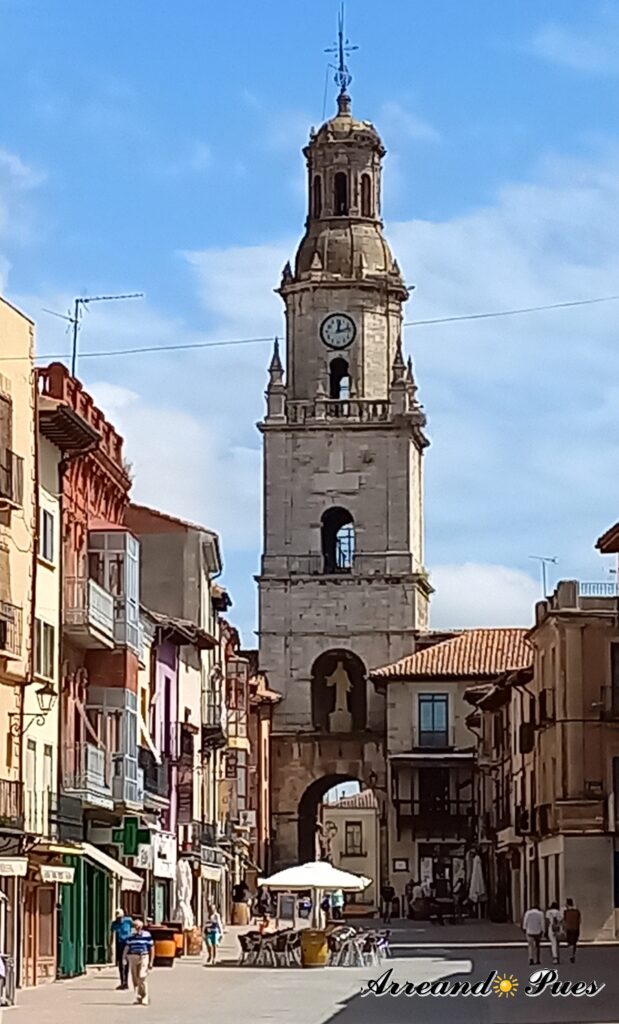 Se ubica sobre una de las antiguas puertas de entrada a la ciudad la Puerta del Mercado.