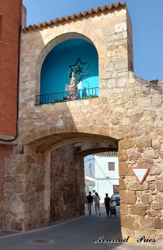 La Puerta de la Estrella, tiene un altar de la Virgen de la Estrella.