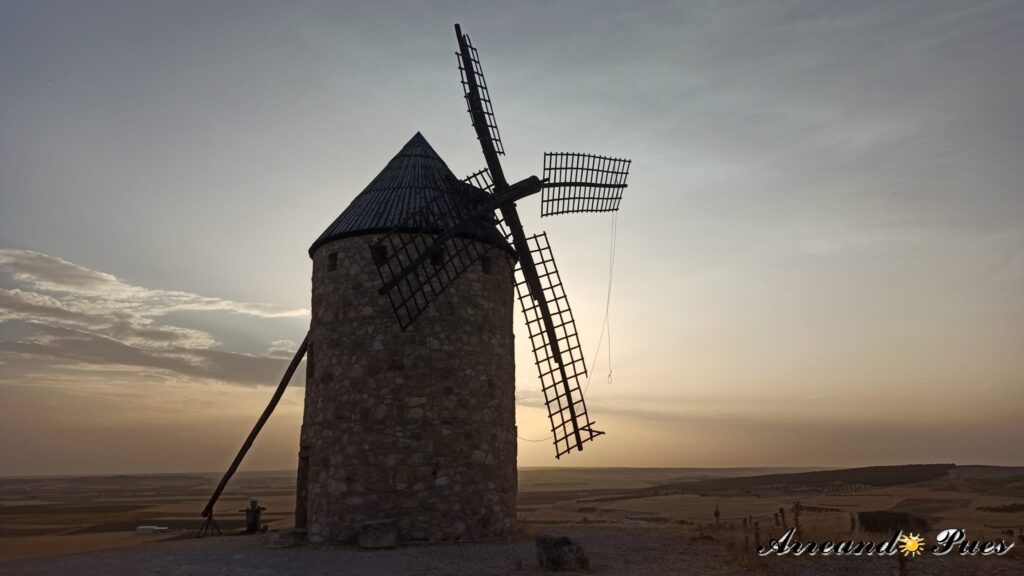 Qué ver en Belmonte-Cuenca: Imprescindibles. El atardecer en los molinos es muy recomendado por Arreando Pues.