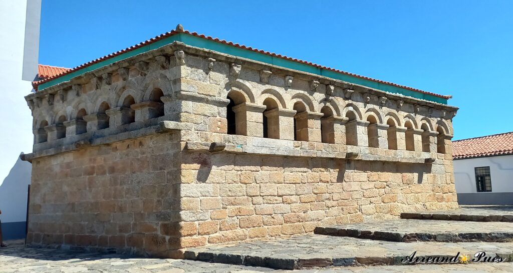 Qué ver en Braganza Portugal: Mejores Sitios. Domus Municipalis es de estilo románico del siglo XII.