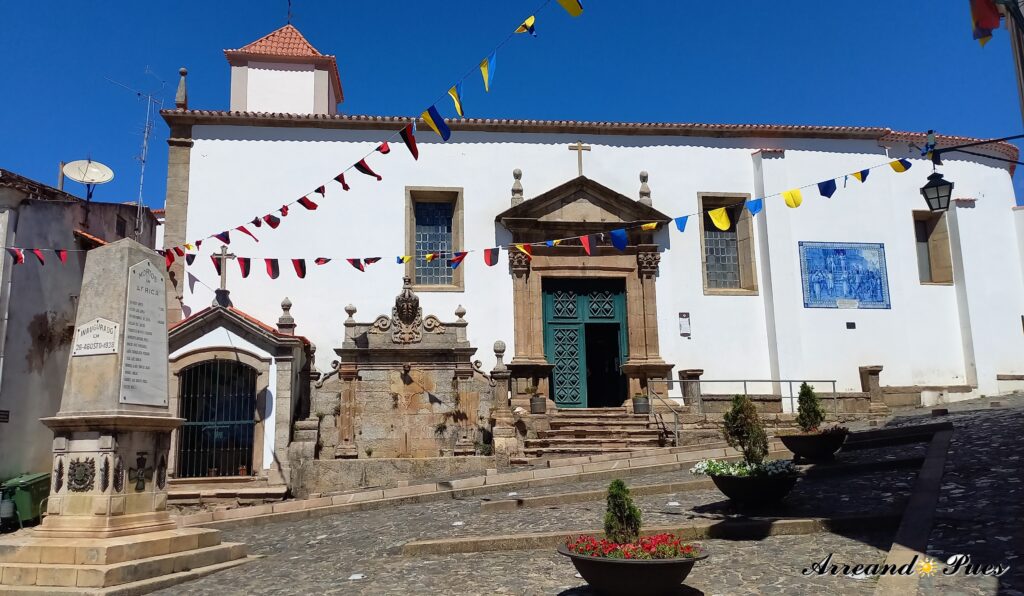 La Iglesia de San Vicente, del siglo XIII es conocida porque dicen que aquí se produjo el matrimonio clandestino entre el príncipe Pedro I y Doña Inés de Castro.