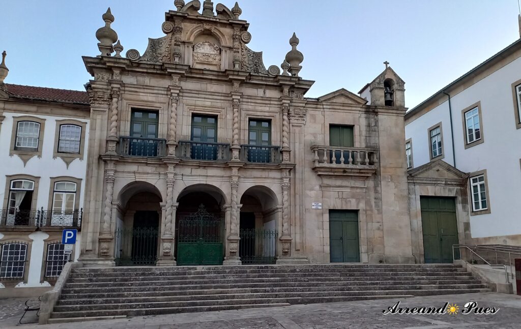 La Iglesia de la Misericordia de estilo barroco es del siglo XVII.