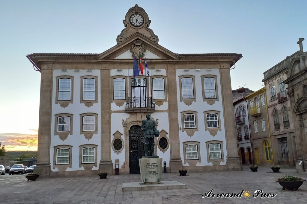 Ayuntamiento o Cámara Municipal Chaves estilo neoclásico siglo XIX.