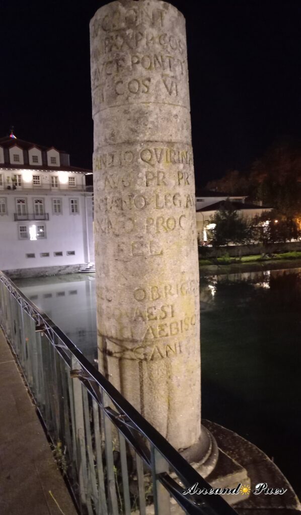 Columna Conmemorativa Puente Trajano con inscripciones romanas que hablan de su origen.
