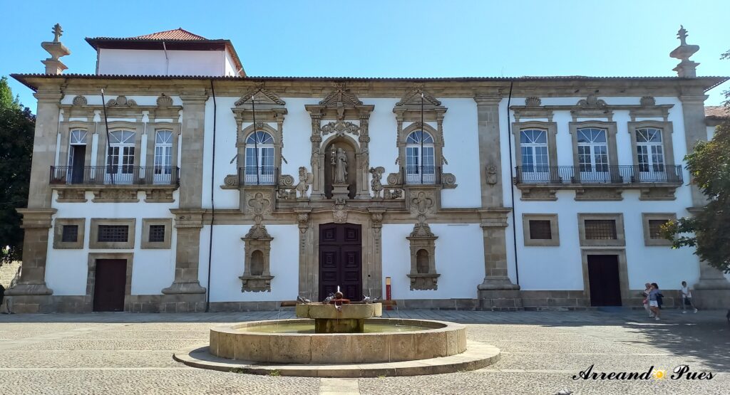 Qué ver en Guimarães (Portugal) Guía Completa. La Cámara Municipal o Ayuntamiento fue antiguamente en Convento de Santa Clara.