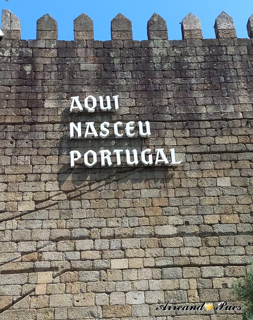 Qué ver en Guimarães (Portugal) Guía Completa. Aquí nació Portugal, frase en restos de muralla porque en Guimarães nació el primer rey de Portugal.