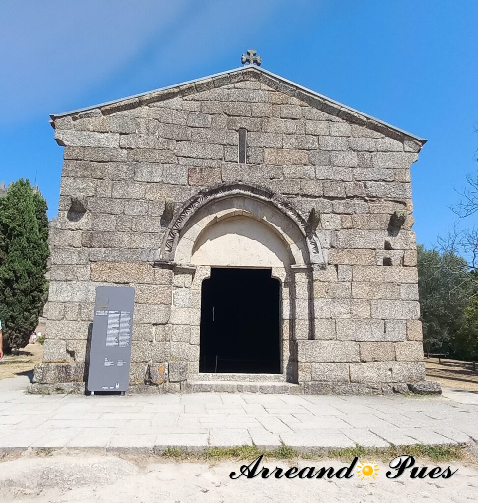 Qué ver en Guimarães (Portugal) Guía Completa. Iglesia San Miguel do Castelo, aquí fue bautizado el primer rey de Portugal Alfonso Henriques.