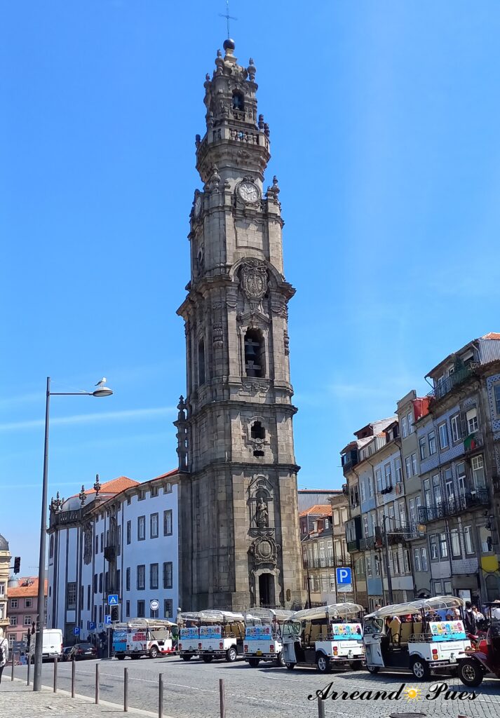 Lo Mejor de Oporto: Qué ver y Qué hacer para Disfrutarla recomienda la visita de la Torre de los Clérigos del siglo XVIII.