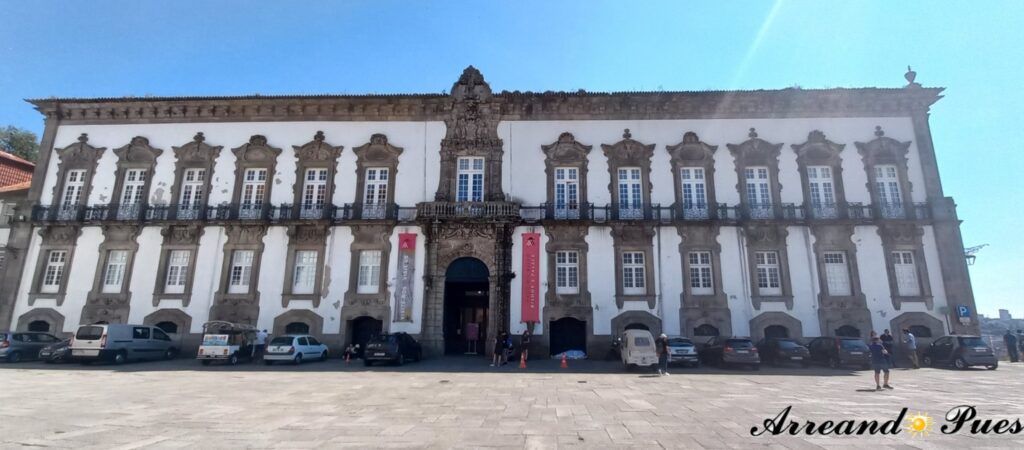 Palacio Episcopal es la residencia de los obispos, se construyó en los siglos XII y XIII