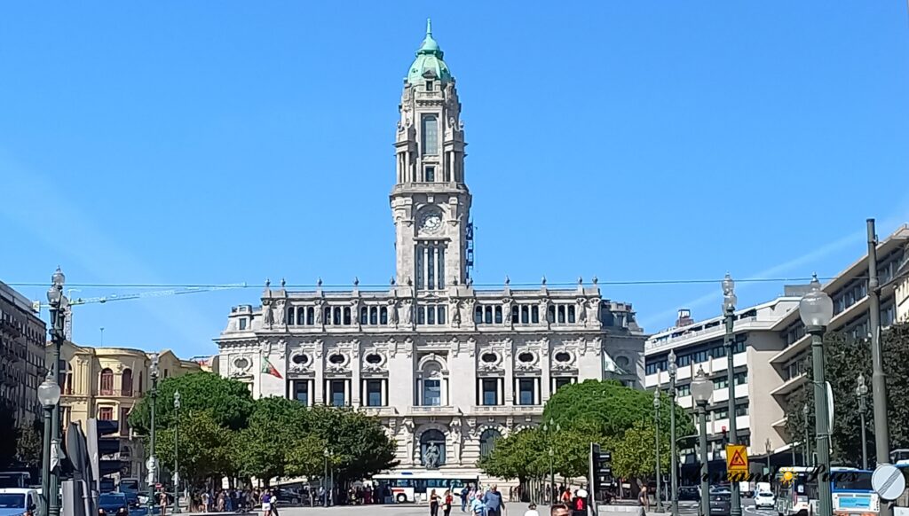 Lo Mejor de Oporto: Qué ver y Qué hacer para Disfrutarla. El Ayuntamiento se encuentra el la modernista Av de los Aliados.
