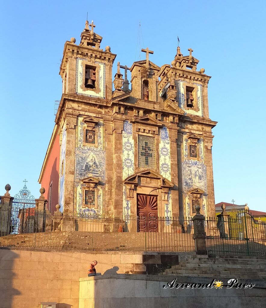 Iglesia de Santo Ildefonso, su fachada esta recubierta por azulejos. Arreando Pues.
