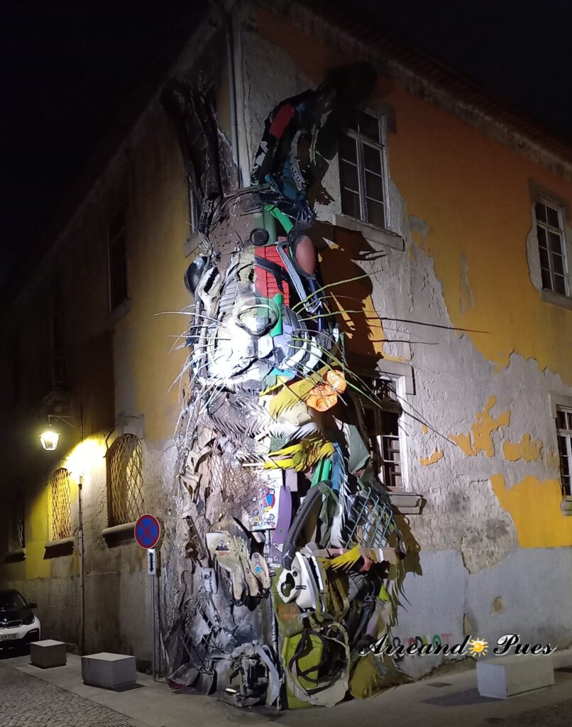 Escultura con material reciclable de artista portugués Artur Bordalo II. Arreando Pues.