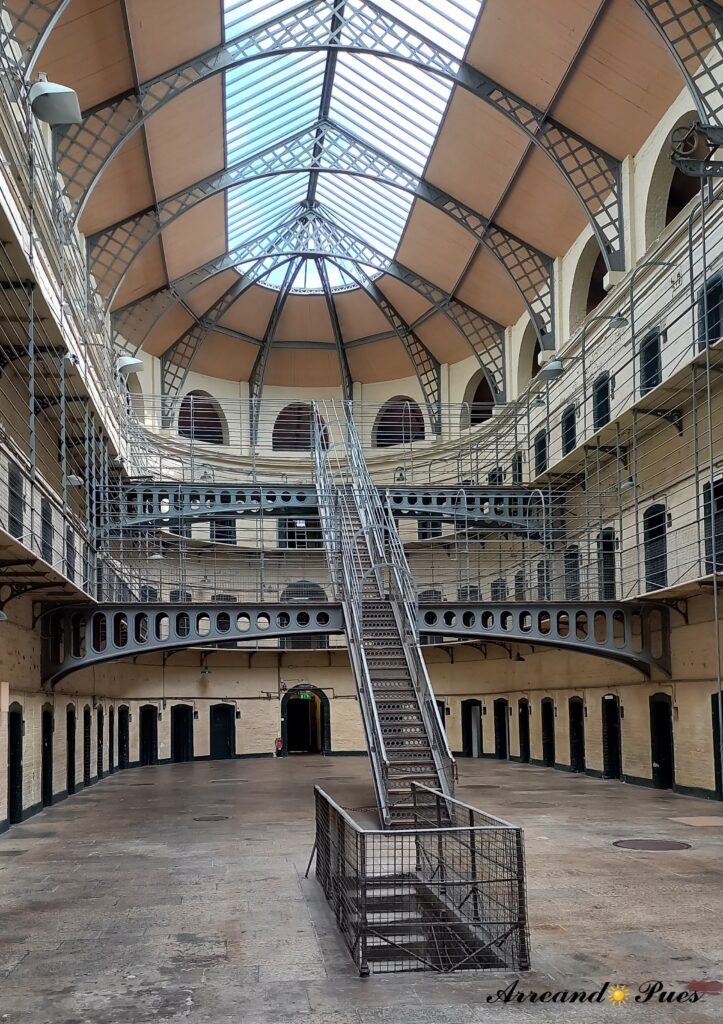 Cárcel de Kilmainham. En el año 1796 empezó a funcionar como cárcel de Dublín y por ella pasaron muchos personajes famosos por motivos políticos en la lucha de Irlanda por la Independencia.