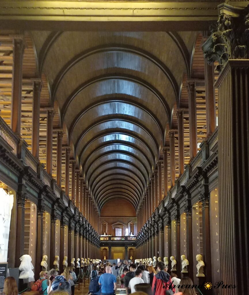 Biblioteca Trinity College, visitar la famosa Long Room, El Libro de Kells, el Arpa de Brian Boru.