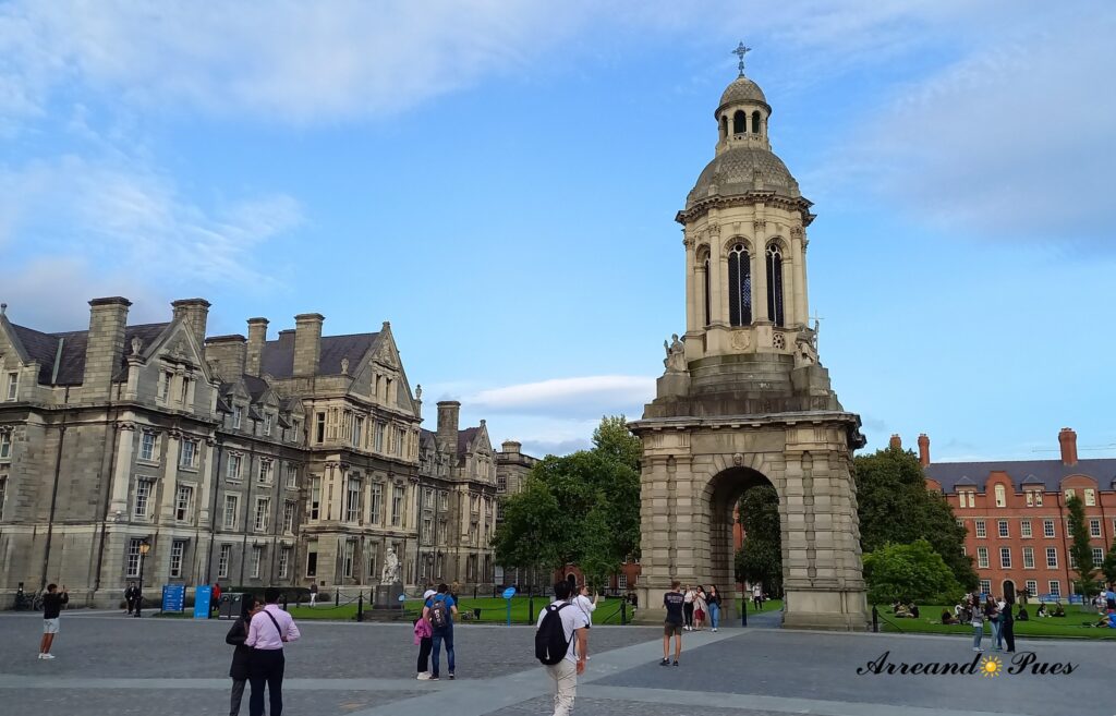 Qué Ver y Qué Hacer en Dublín: Lugares Imprescindibles. Trinity College y su famosa biblioteca con El Libro de Kells