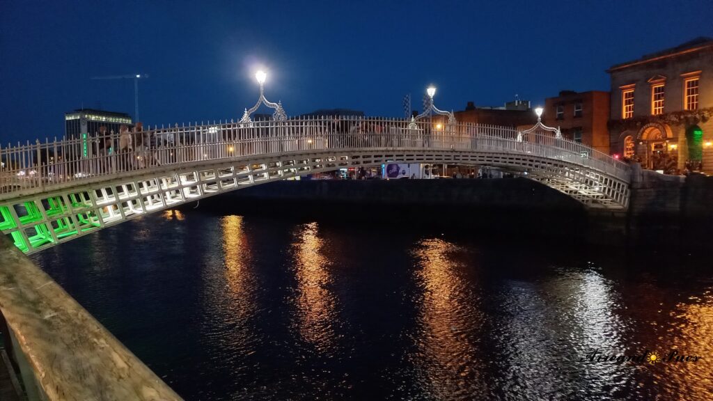 HaꞌPenny Bridge, puente de hierro construido en 1816. Arreando Pues