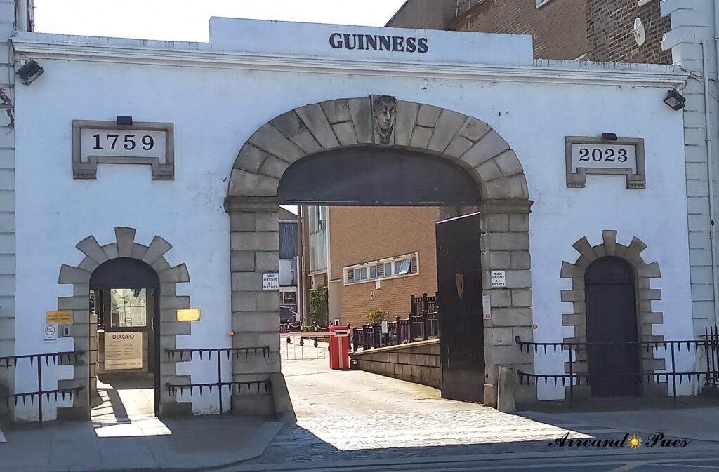 Guinness Storehouse. La famosa fábrica de cerveza negra que se elabora desde 1759 se puede visitar.