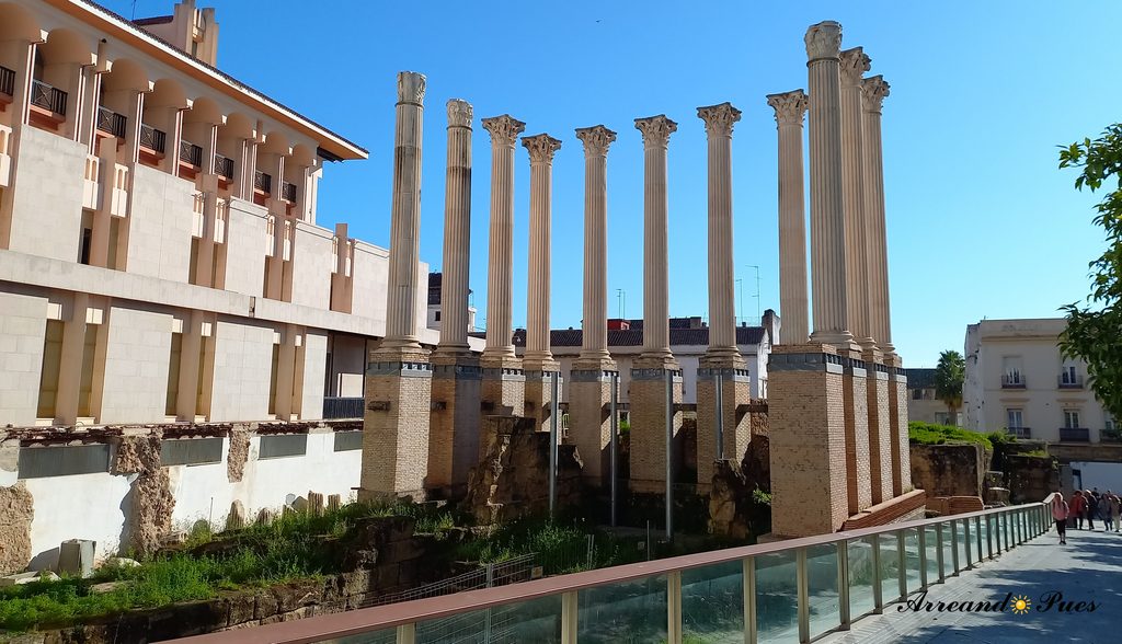 Recorrer Córdoba en un dia: con Mapa. Templo Romano Siglo I d.C. Se encuentra al lado del Ayuntamiento. 