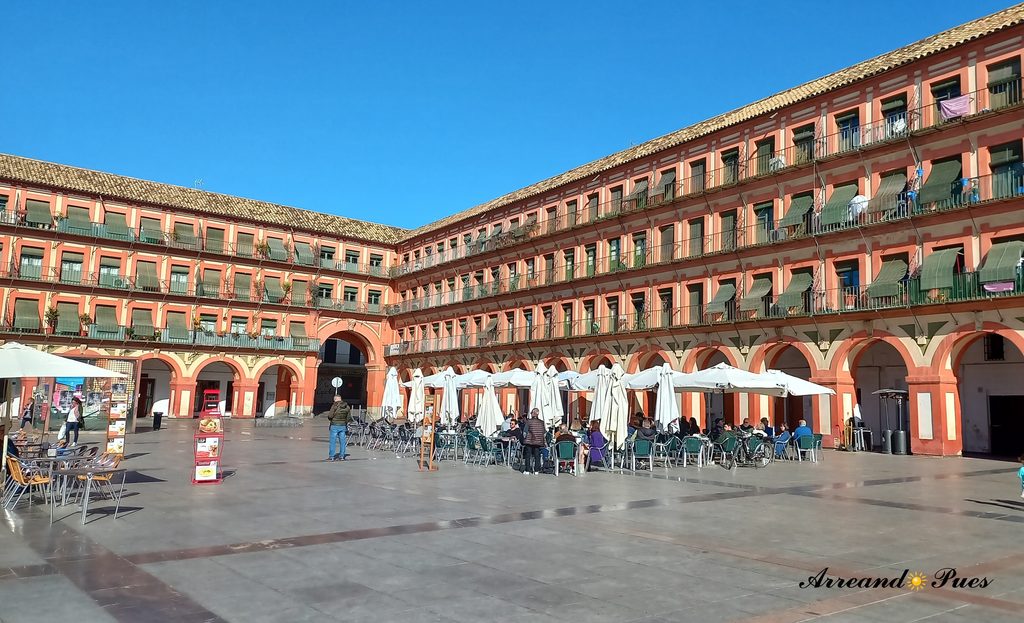 Recorrer Córdoba en un día: con Mapa. Plaza de la Corredera recinto rectangular de estilo barroco.