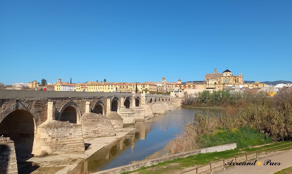 Recorrer Córdoba en un día: con Mapa. Puente Romano del siglo I a.C. sobre el río Guadalquivir.