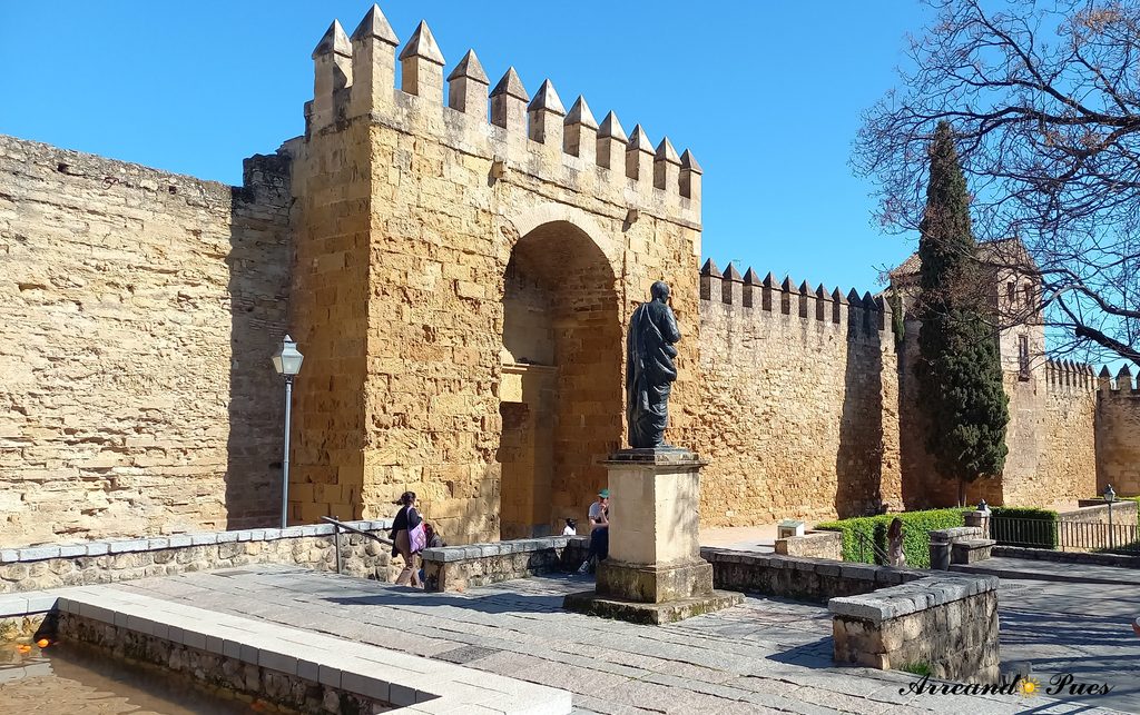 La Puerta de Almodóvar es una de las más conocidas, construida por los musulmanes con reformas cristianas posteriores.