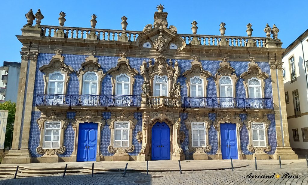 Palacio do Raio. La fachada está revestida de azulejos. Arreando Pues