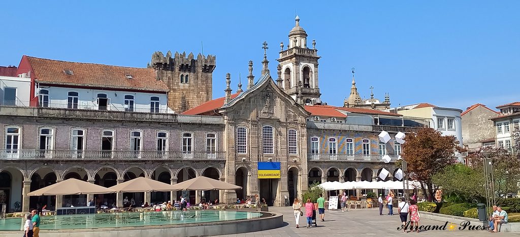 Braga en un día: Guía y Mapa. Plaza de la República, punto de encuentro, llena de bares y restaurantes.