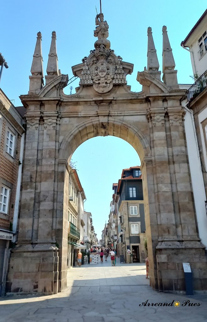 Braga en un día: Guía y Mapa. Arco da Porta Nova, antigua puerta de entrada de la muralla siglo XVI.