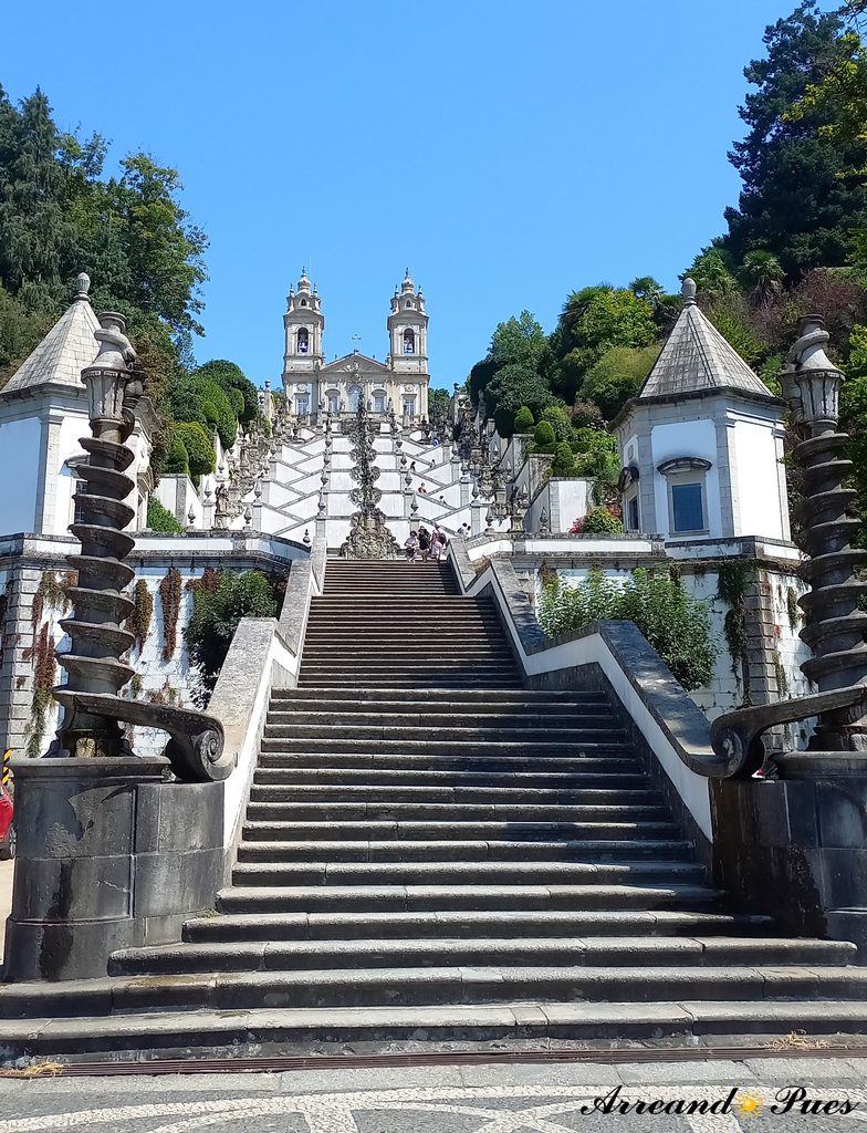 Santuario Bom Jesús do Monte tiene una magnifica escalinata barroca. Arreando Pues