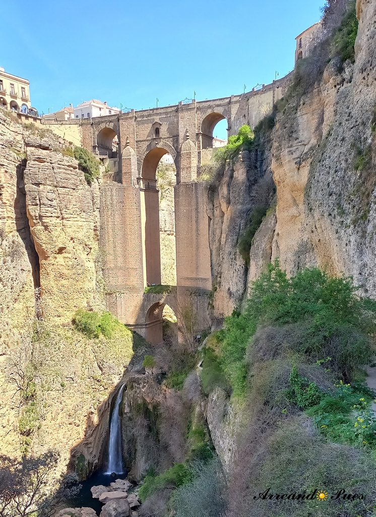 Ronda en un día: Imprescindibles y Mapa. Puente Nuevo las obras finalizaron en el año 1793, tiene 98 metros de altura.