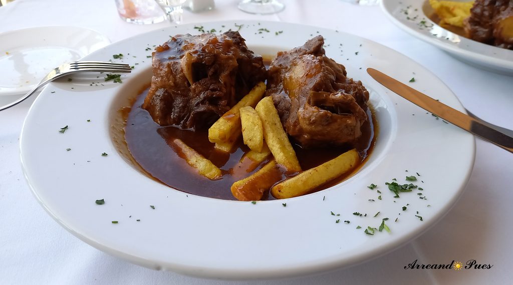 Ronda en un día: Imprescindibles y Mapa. Gastronomía exquisita. El rabo de toro es uno de los platos estrellas de Ronda.