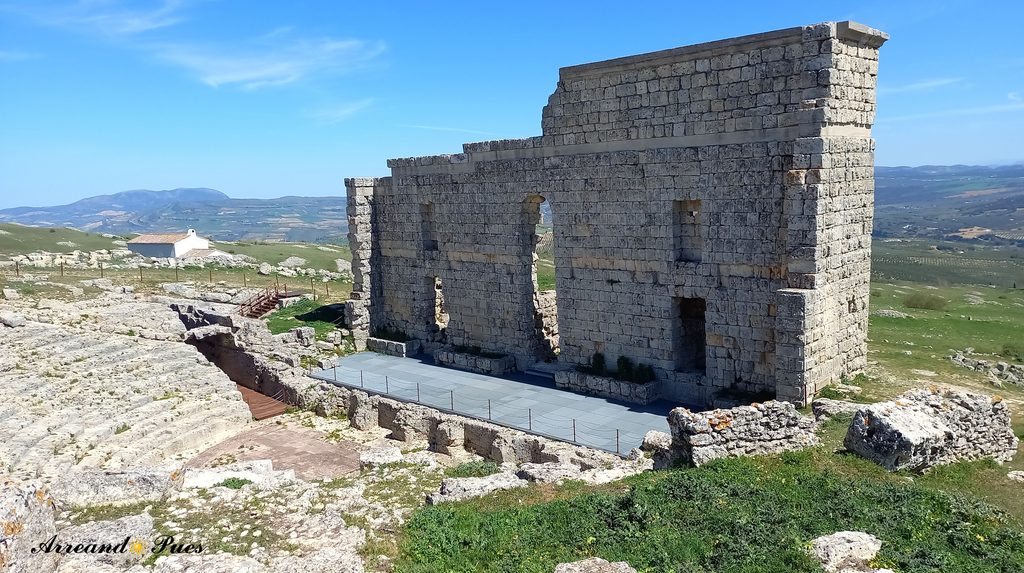 El yacimiento de Acinipo donde destaca su teatro romano.