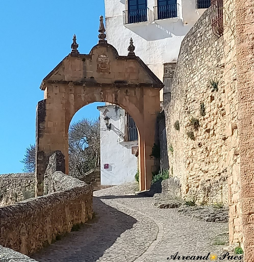 Puerta o Arco de Felipe V, se construyó en el año 1742.