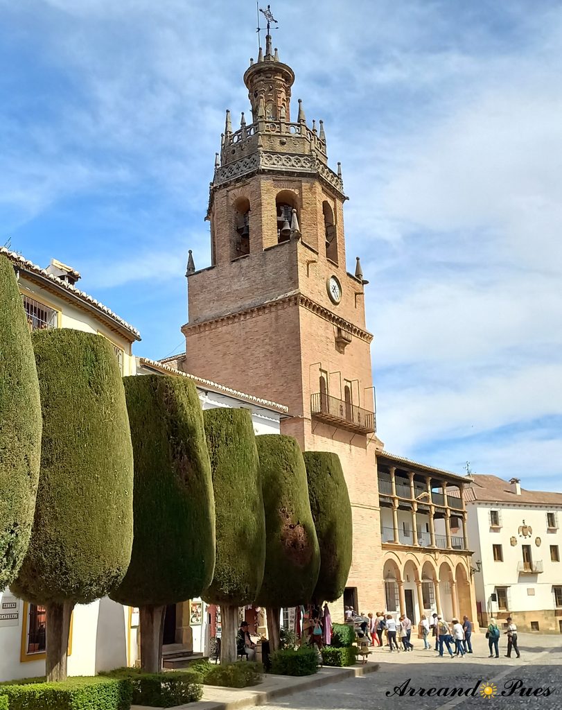 Iglesia Santa María la Mayor. Los Reyes Católicos tras la conquista de la ciudad en 1485 ordenan su construcción en mismo lugar donde estaba la mezquita mayor.