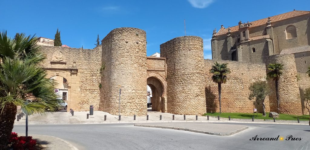 Puerta de Almocábar, siglo XIII, es uno de los principales accesos, el más emblemático que daban entrada a la muralla que protegía a la ciudad islámica.
